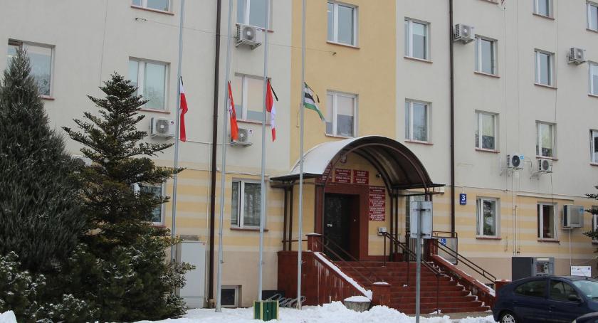 Zambrów w żałobie po śmierci prezydenta Gdańska Pawła Adamowicza. Flagi opuszczone do połowy masztu
