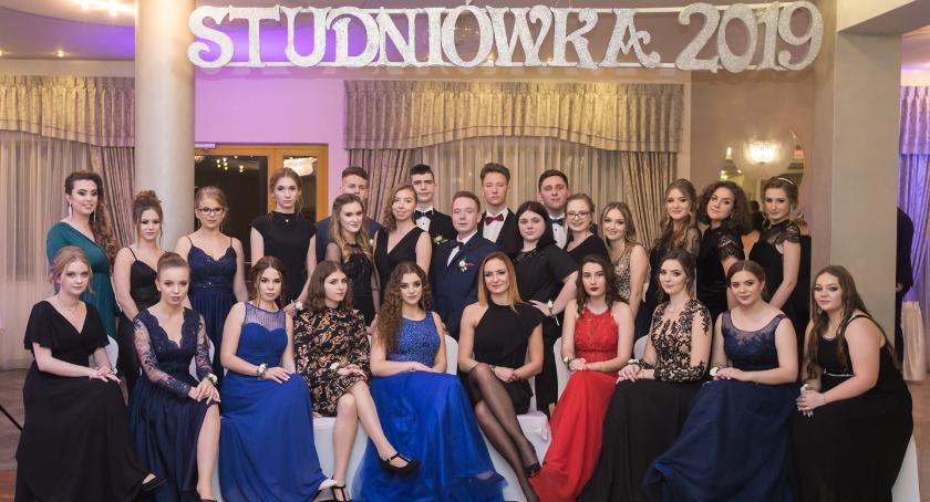 Studniówka ZSO 2019. Zdjęcia grupowe