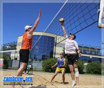 Będą rywalizować w „plażówce” przy basenie