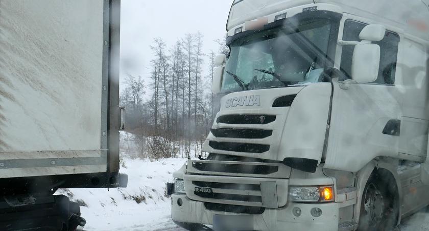 Kolizja trzech ciężarówek w Woli Zambrowskiej. Trudne warunki na drogach [foto]