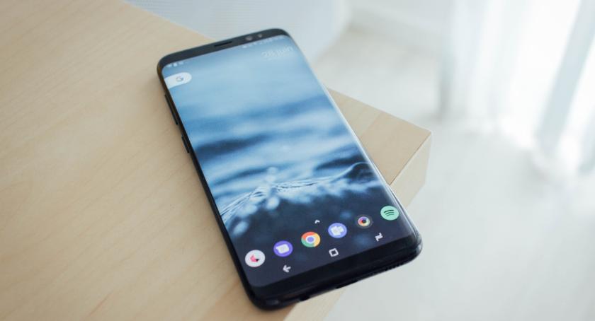 Polecane smartfony do 1500 zł. Co potrafią?
