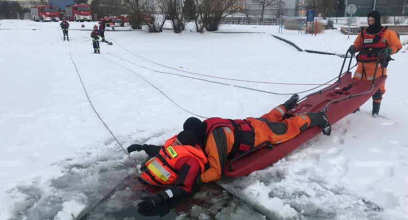 Strażackie ćwiczenia na skutym lodem zalewie [foto+video]