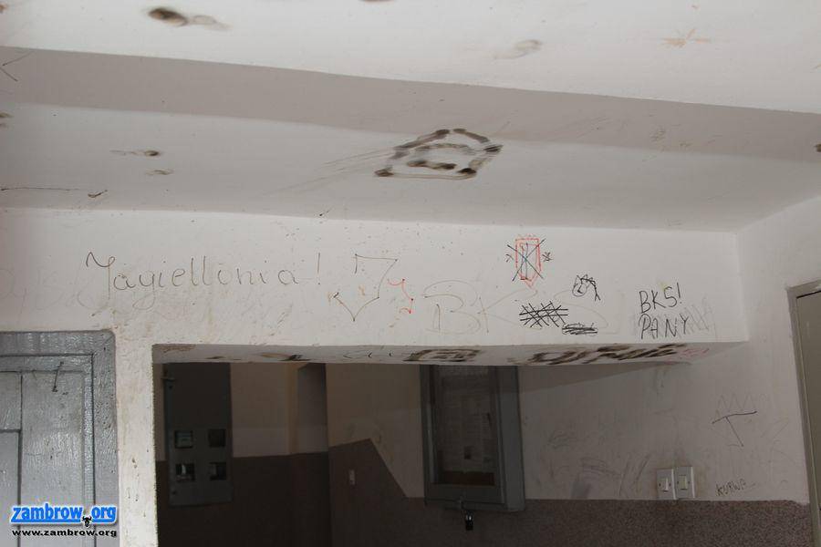 Małoletni chuligani niszczą klatki schodowe, nowy budynek i terroryzują mieszkańców [foto]