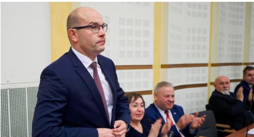Marszałek rezygnuje z rezygnacji