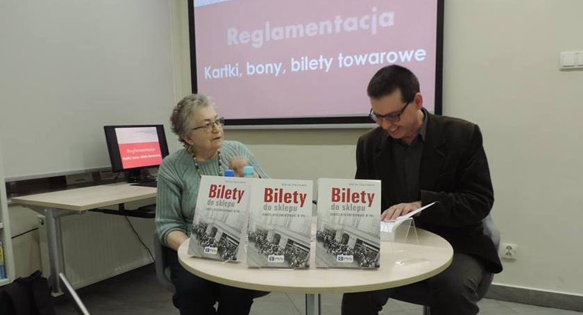 Z książką historyczną w bibliotece. Spotkanie z Andrzejem Zawistowskim [foto]