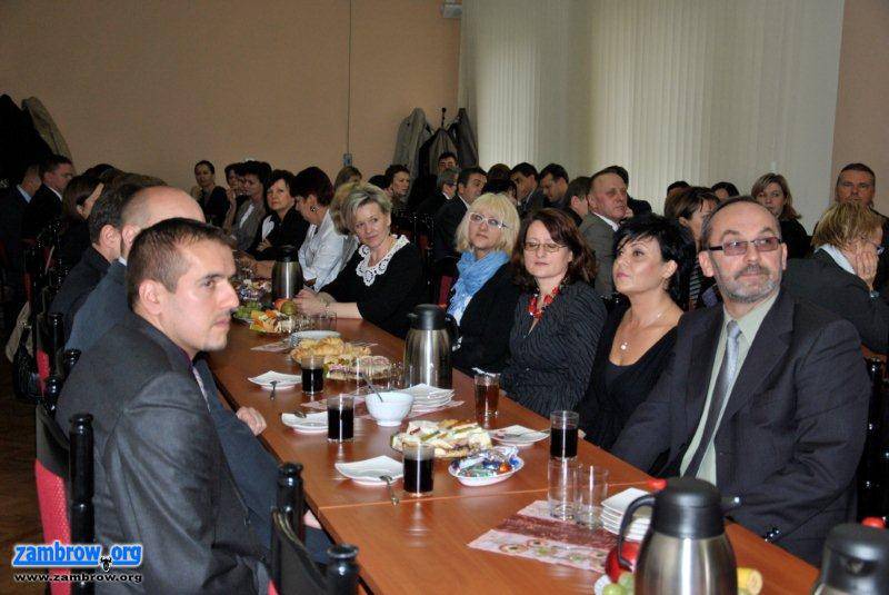 Nauczyciele i dyrektorzy szkół powiatowych nagrodzeni
