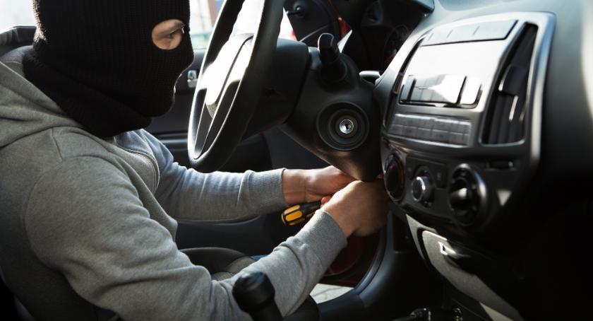 756 kradzionych aut miesięcznie w 2018. Porównywarka IZI podpowiada, jak ubezpieczyć auto na wypadek