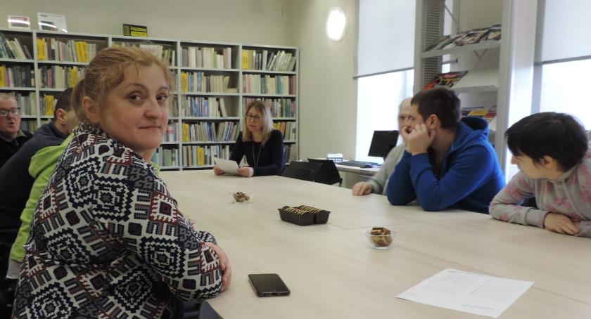 Bajka terapeutyczna i dogoterapia w bibliotece. Spotkanie z podopiecznymi ŚDS w Filii MBP 
