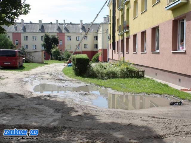 Budują drogę, parking i plac zabaw w centrum Zambrowa