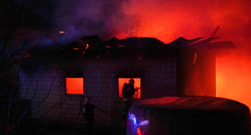 Ogromny pożar trawi zabudowania [foto+video]