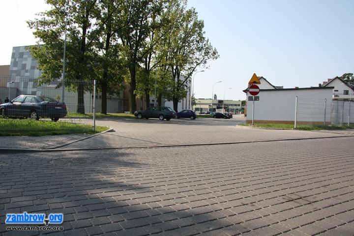 Mieszkańcy budynku przy ul. Paderewskiego mają dość kierowców skracających sobie drogę. Zapowiadają 