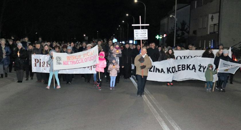 Mieszkańcy Zambrowa oddali hołd Papieżowi [foto]