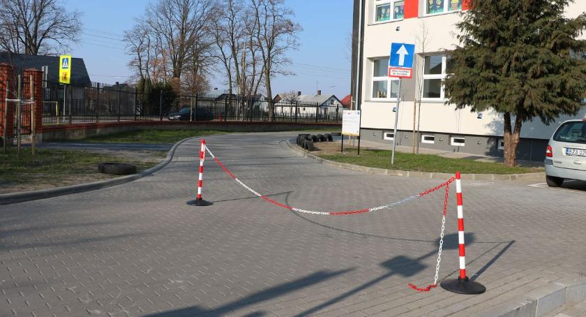 Wjazd zamknięty dla rodziców. Dyrekcja: to dla bezpieczeństwa dzieci [foto]