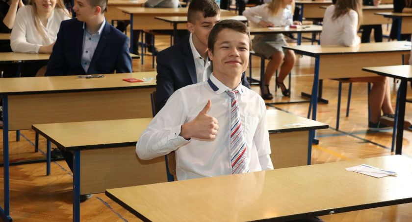 Gimnazjaliści piszą testy z matematyki i nauk przyrodniczych [foto] ARKUSZE EGZAMINACYJNE