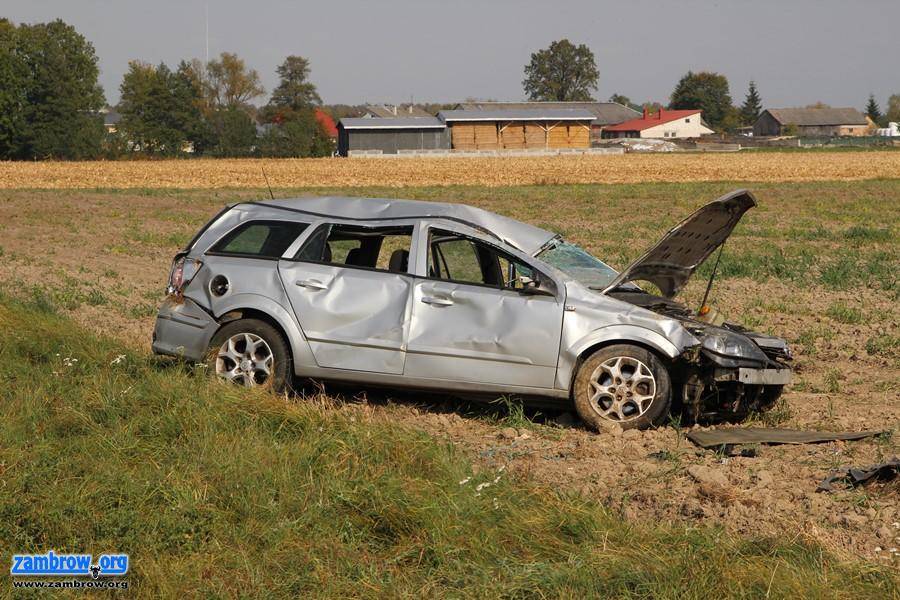 Osobówka wylądowała w rowie [foto]