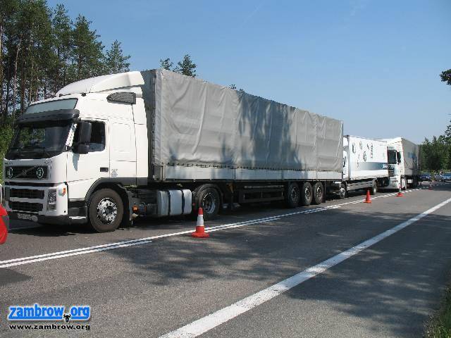 Kolizja trzech TIR-ów na DK-8