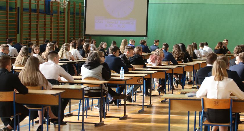 Dziś na testach ósmoklasisty uczniowie mierzą się z matematyką. ARKUSZE EGZAMINACYJNE