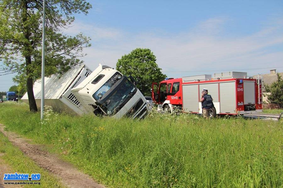 Uwaga kierowcy! TIR w rowie na DK 8 [foto]
