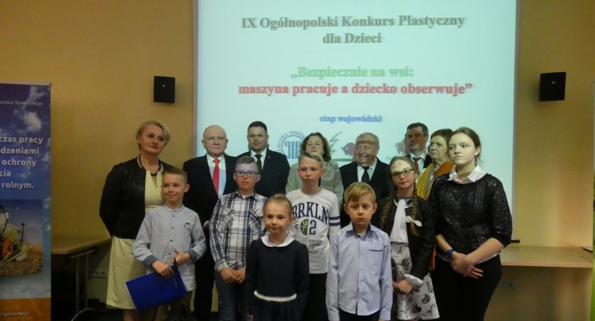 Rozstrzygnięto konkurs „Bezpiecznie na wsi: maszyna pracuje a dziecko obserwuje”. Sukces ucznia z Zespołu Szkół w Szumowie