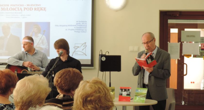 „Z miłością pod rękę”. Wieczór z poezją w bibliotece