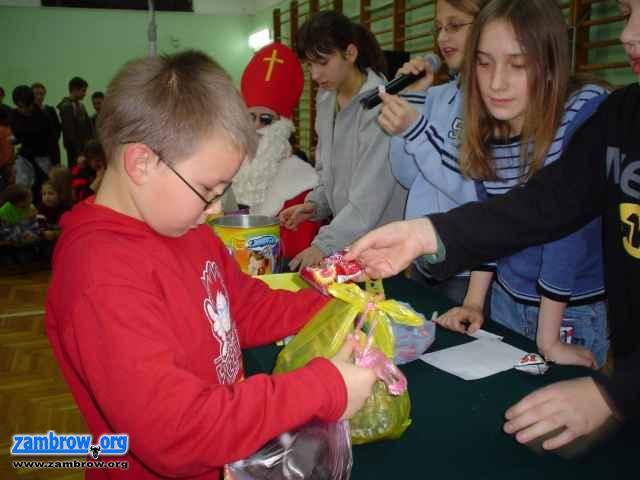 Uczniowie z „Trójki” pomagają dzieciom z domów dziecka