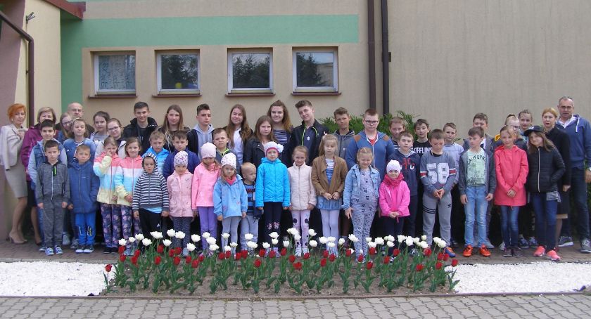 Żywa flaga zakwitła przed Szkołą Podstawową w Starym Laskowcu