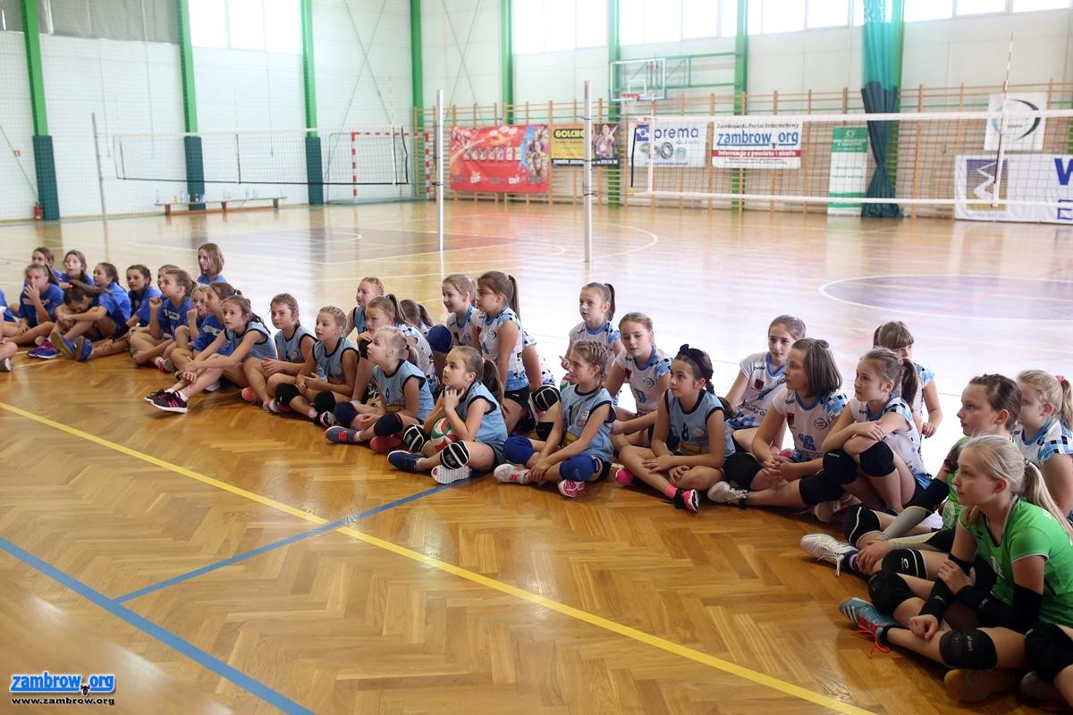Zawodniczki „Rekordu” z pucharem starosty [foto]
