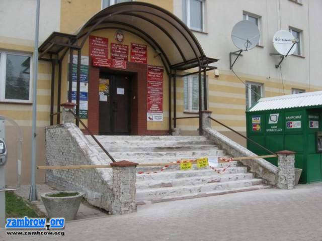 Remont schodów wejściowych w magistracie – wejście tylnymi drzwiami