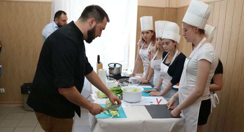 Jan Kuroń z żoną Anetą uczyli młodzież gospdarności w kuchni [foto]