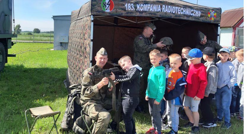 Przedszkolaki w jednostce wojskowej