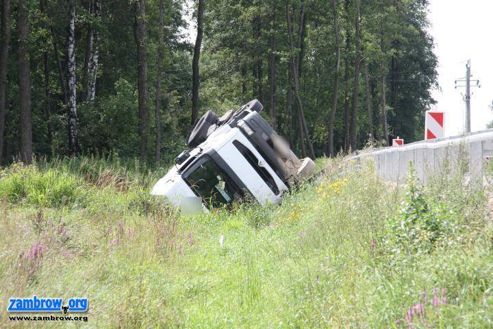 Ciągnik siodłowy w rowie. Mogą być utrudnienia w ruchu