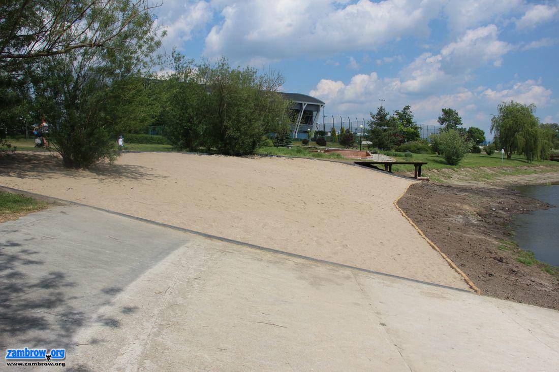 Zalew miejski pięknieje - nowy pomost i usypana plaża [foto]