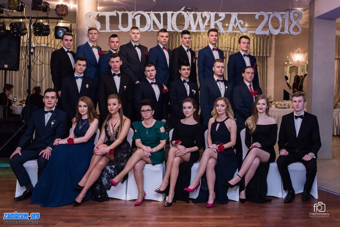 Studniówka ZSO 2018. Zdjęcia grupowe