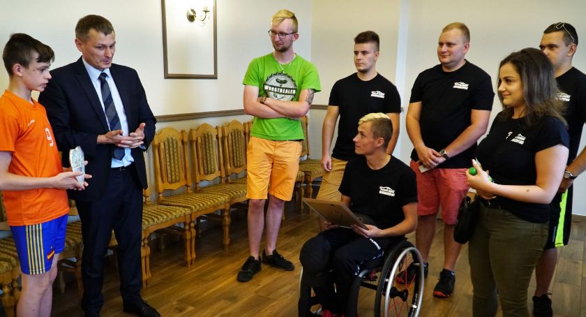 BeZetA SQUAD przekazali artykuły szkolne podopiecznym zambrowskiego domu dziecka [foto]