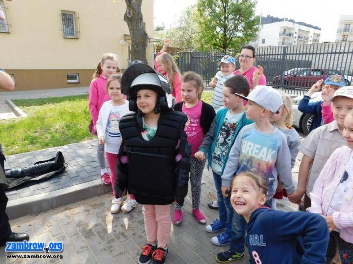 Uczniowie „Czwórki” z wizytą na komendzie 