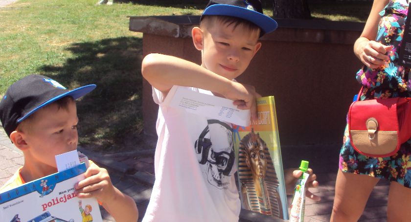 Zambrowianie wzięli udział w akcji plenerowej „Książka na św. Jana” 