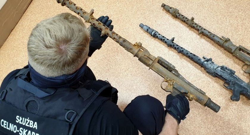 Karabiny z czasu II wojny światowej znalezione w przesyłce kurierskiej [video]