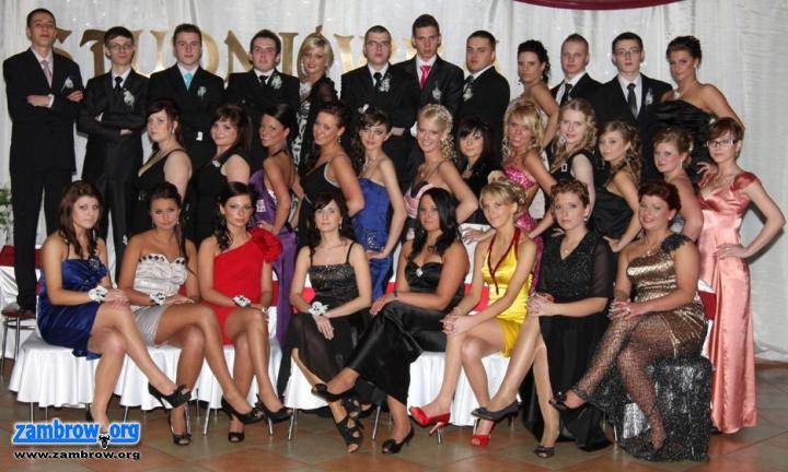 Studniówka w ZS1 2011. Zdjęcia grupowe.