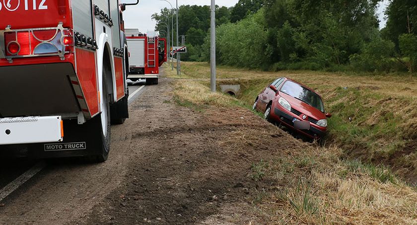 Renault wpadło w poślizg i wylądowało w rowie [foto]