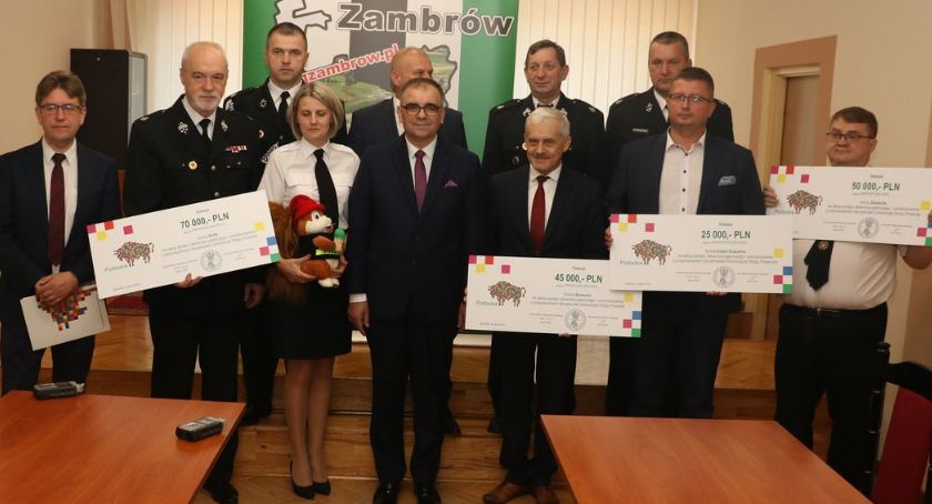 Podpisano umowy na dofinansowanie jednostek OSP z powiatu zambrowskiego [foto]