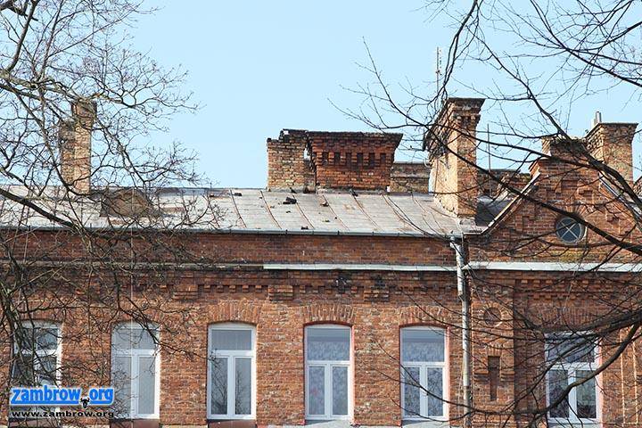 Rozpadający się komin straszy przechodniów