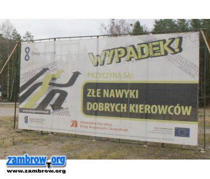 Czarne worki na drodze krajowej nr 8