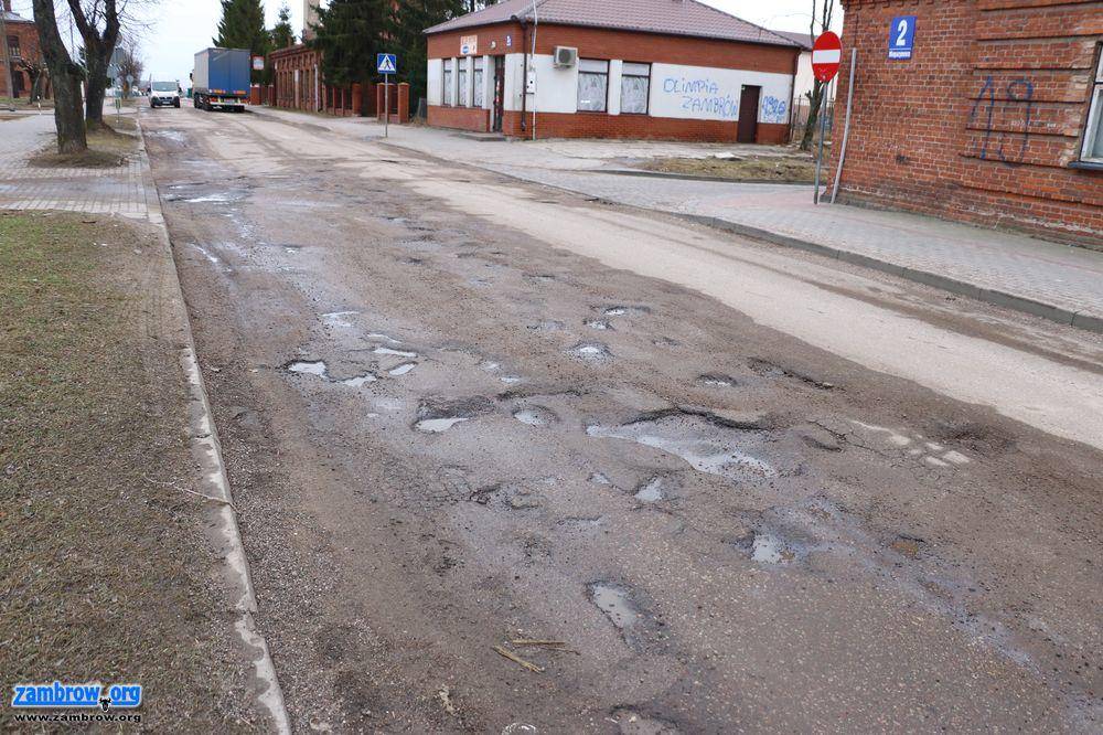 Magazynowa dziurawa jak szwajcarski ser. Doczeka się w końcu remontu? [foto]