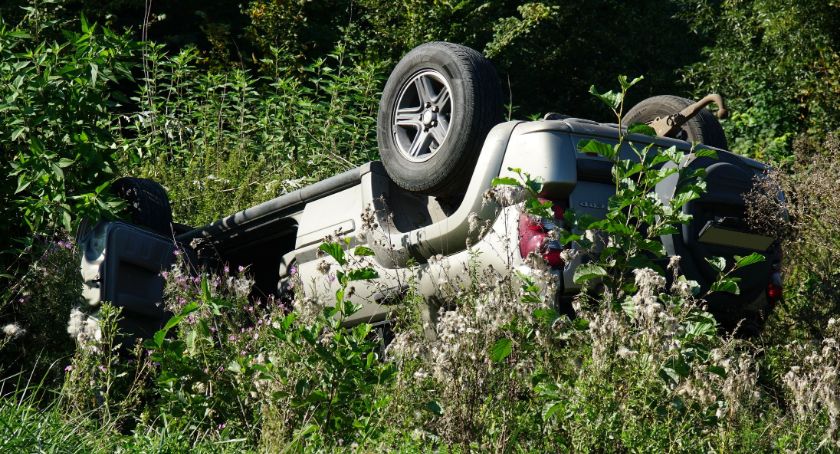 Jeep dachował nieopodal Szelig-Leśnicy [foto]