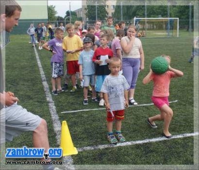 Wolontariusze zapraszają dzieci na festyn sportowy