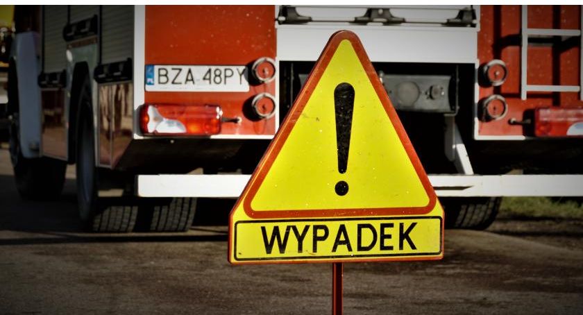 Auto w rowie na DK66. Droga zablokowana