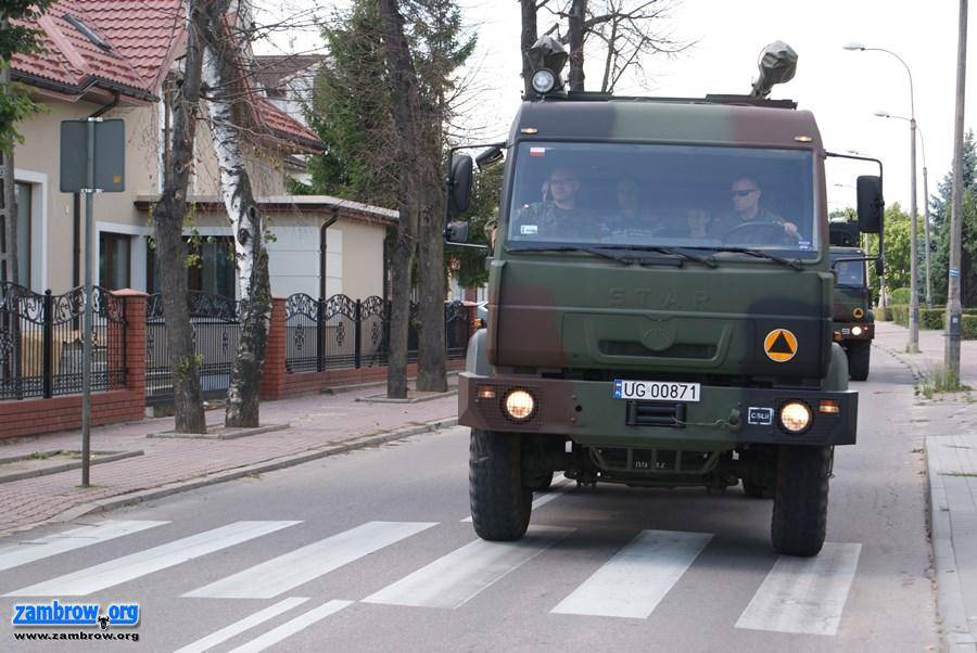 Parada pojazdów opancerzonych ulicami miasta [foto]