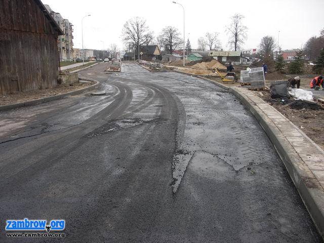 Wylewają ostatnie warstwy masy bitumicznej na ul. Piłsudskiego