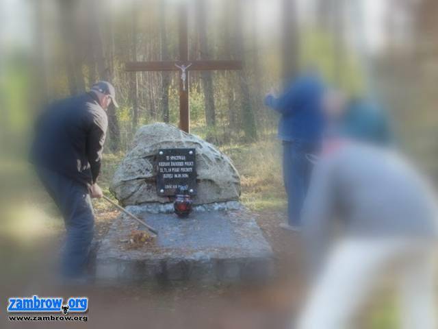 Osadzeni sprzątają groby