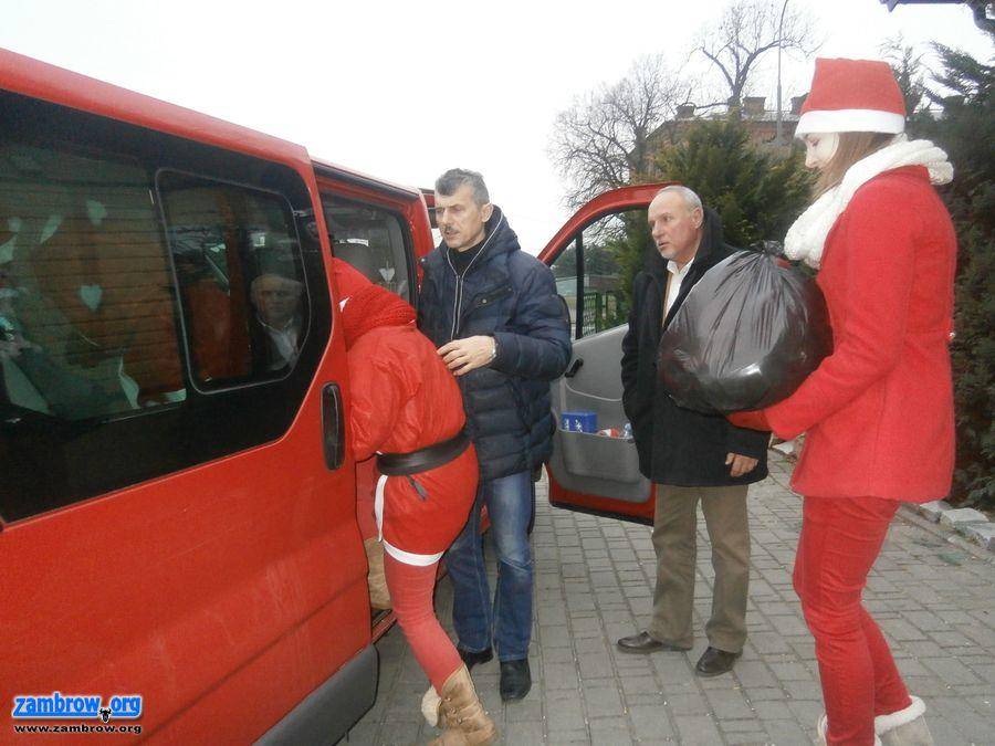 Wolontariusze pomagali Mikołajowi w rozdawaniu świątecznych paczek